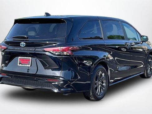 Used 2025 Toyota Sienna XSE image 13