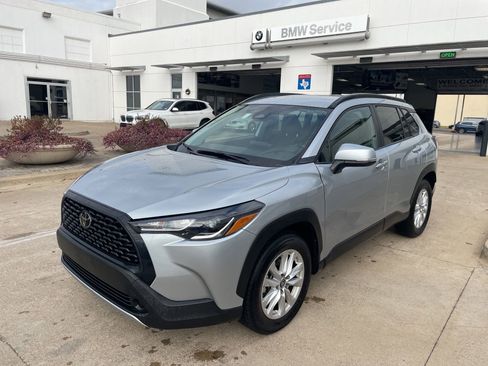 Used 2024 Toyota Corolla Cross LE image 1