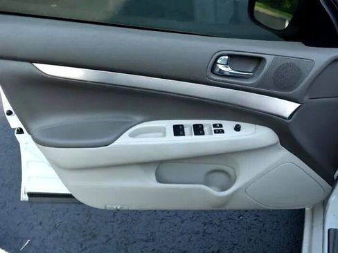 Used 2015 INFINITI Q40 w/ Moonroof Package image 10