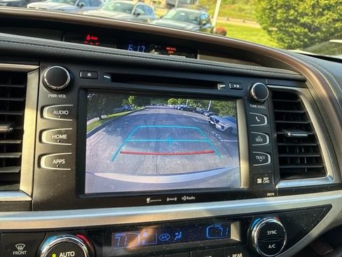 Used 2018 Toyota Highlander XLE AWD/4WD image 18