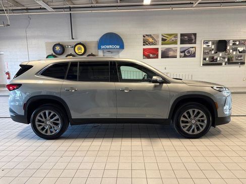 Used 2025 Buick Enclave Preferred image 2