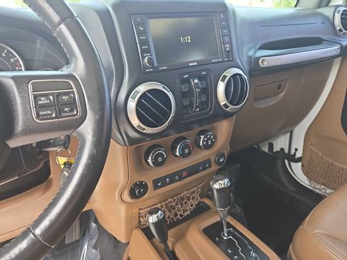 Used 2015 Jeep Wrangler Unlimited Rubicon w/ Connectivity Group AWD/4WD image 17