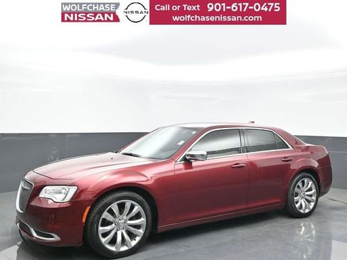 Used 2018 Chrysler 300 Touring w/ Chrome Appearance Package image 2
