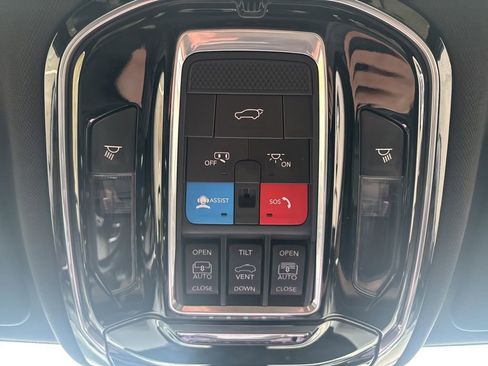 Used 2022 Jeep Grand Cherokee L Summit w/ Luxury Tech Group V image 32