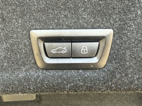 Used 2025 BMW 330i Sedan w/ Premium Package image 16