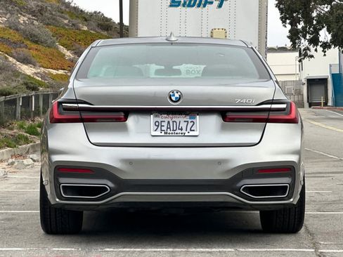 Used 2022 BMW 740i w/ M Sport Package image 8
