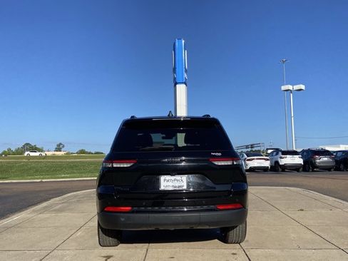 Used 2025 Jeep Grand Cherokee Altitude AWD/4WD image 10