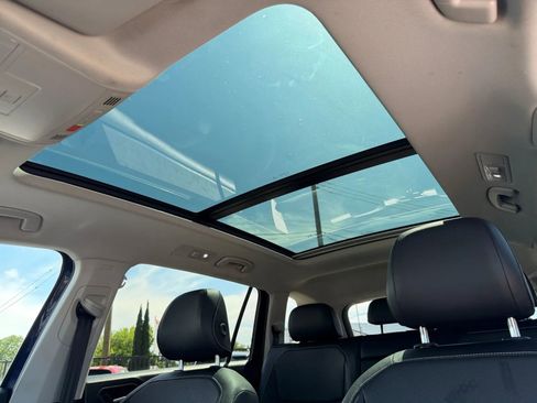 Used 2021 Volkswagen Tiguan SE FWD image 16