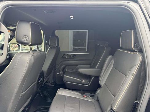 Used 2025 Chevrolet Suburban Premier image 11