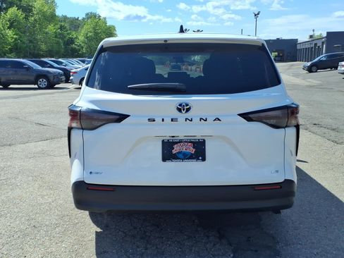 Used 2025 Toyota Sienna LE FWD image 5