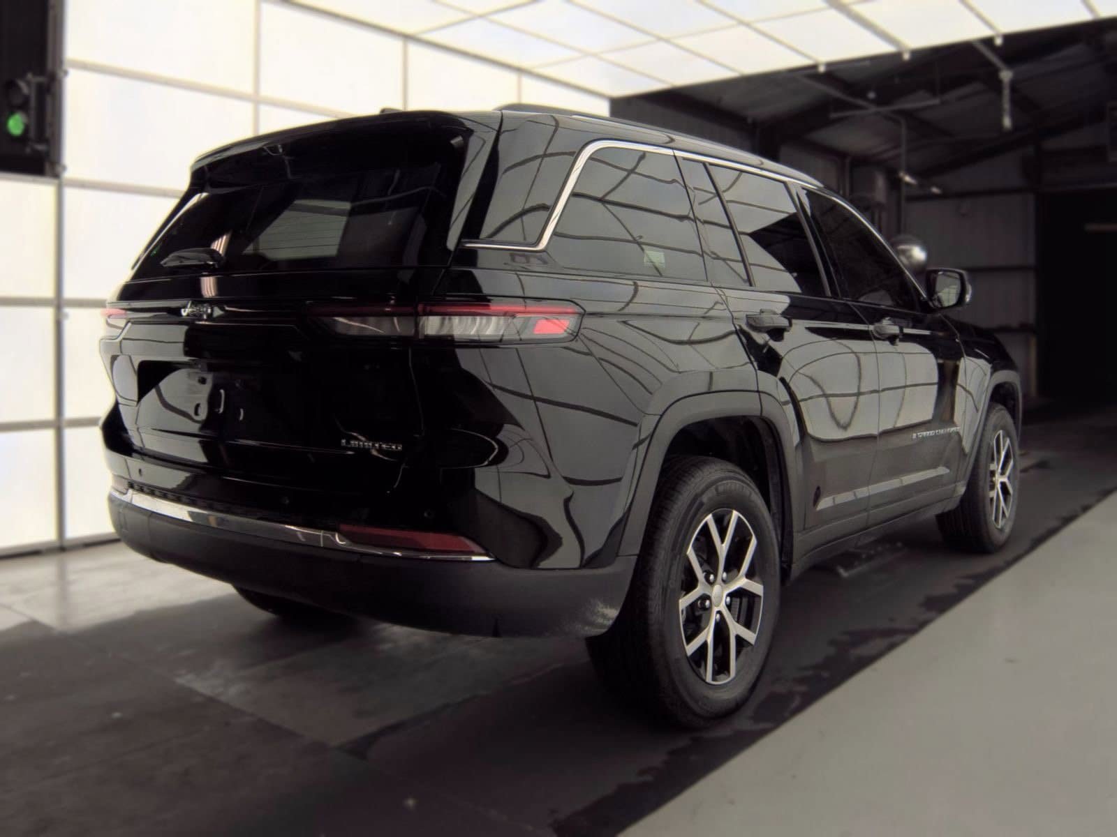 Used 2023 Jeep Grand Cherokee Limited w/ Luxury Tech Group II RWD image 8