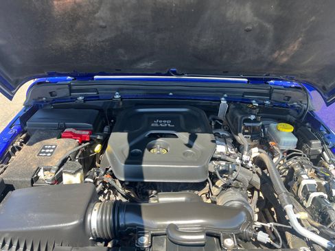 Used 2018 Jeep Wrangler Unlimited Sahara image 32