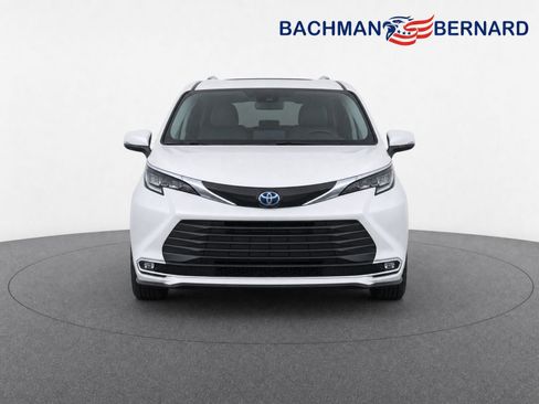 Used 2025 Toyota Sienna Platinum AWD/4WD image 2