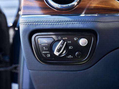 Used 2021 Bentley Bentayga image 51