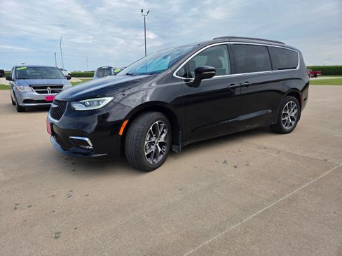 Used 2022 Chrysler Pacifica Touring-L w/ Uconnect Theater Family Group AWD/4WD image 4