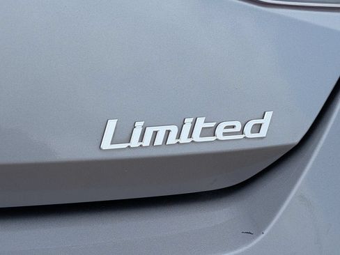 Used 2025 Hyundai Elantra Limited FWD image 8