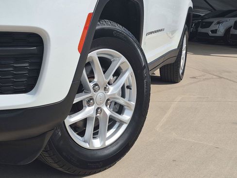 Used 2024 Jeep Grand Cherokee Laredo X RWD image 6