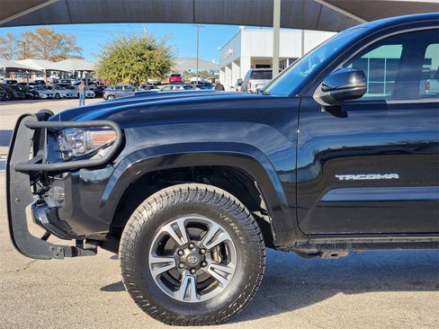 Used 2017 Toyota Tacoma TRD Sport image 8