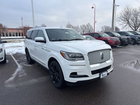 Used 2023 Lincoln Navigator Reserve image 3