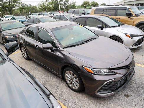 Used 2024 Toyota Camry LE w/ Convenience Package FWD image 7