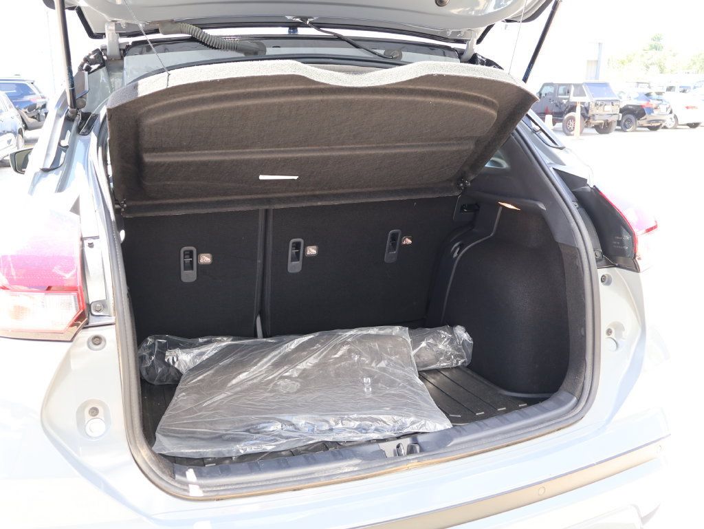 Used 2024 Nissan Kicks SR w/ SR Premium Package FWD image 14