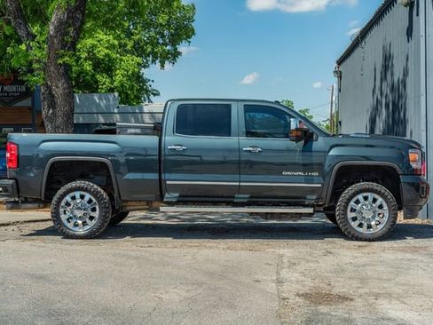 Used 2018 GMC Sierra 2500 Denali w/ Duramax Plus Package AWD/4WD image 7