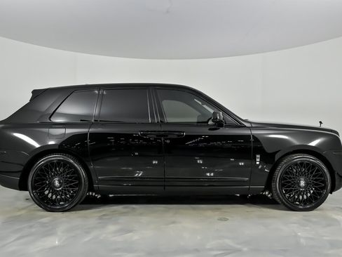 Used 2022 Rolls-Royce Cullinan w/ Dark Exterior Package image 14