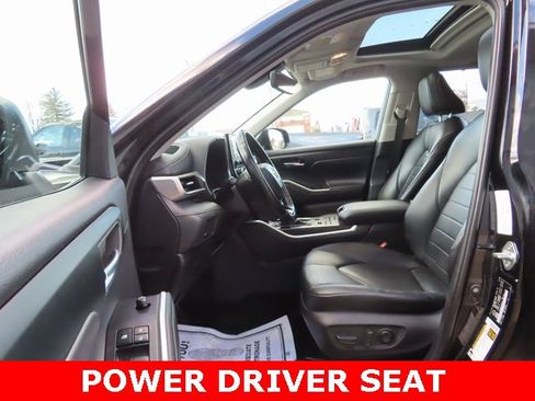 Used 2020 Toyota Highlander XLE image 18