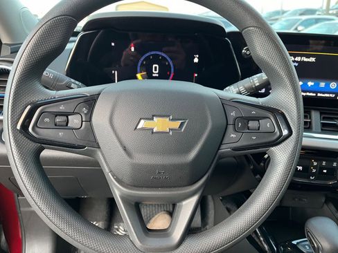 Used 2025 Chevrolet Trax LT image 28