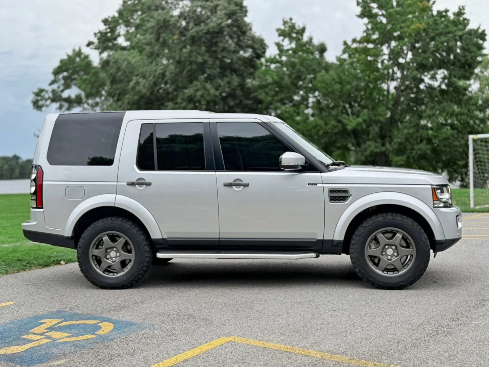 Used 2016 Land Rover LR4 HSE AWD/4WD image 9