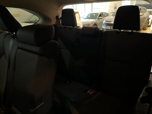 Used 2025 Toyota Highlander LE FWD image 30