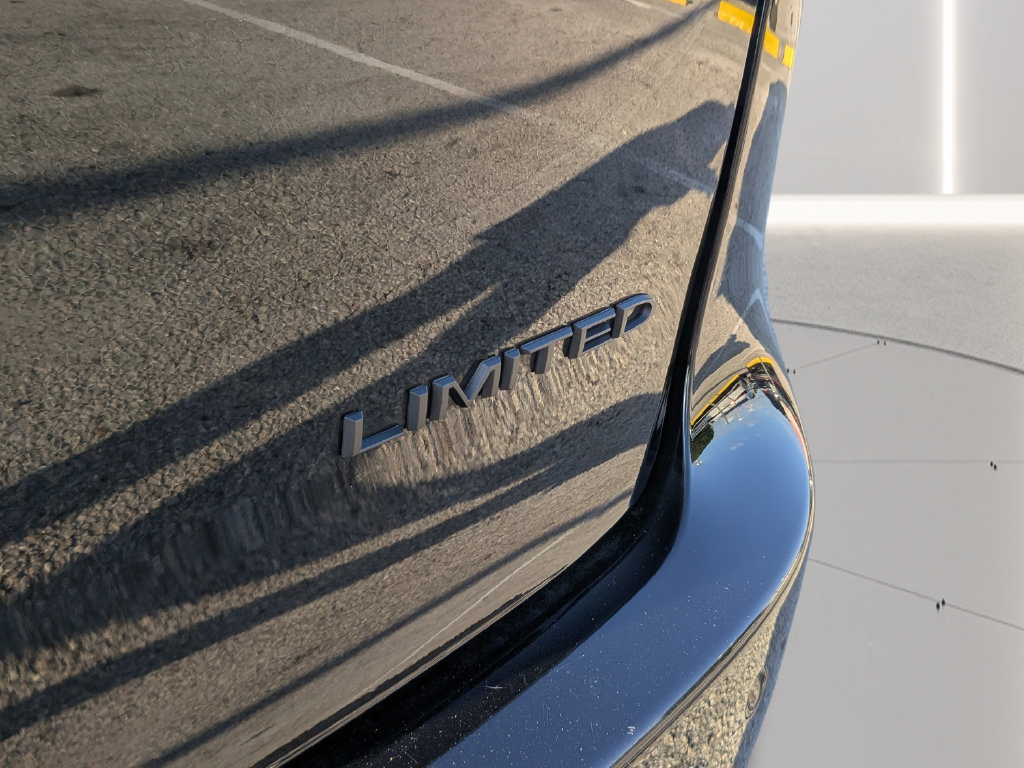 Used 2025 Chrysler Pacifica Limited FWD image 10