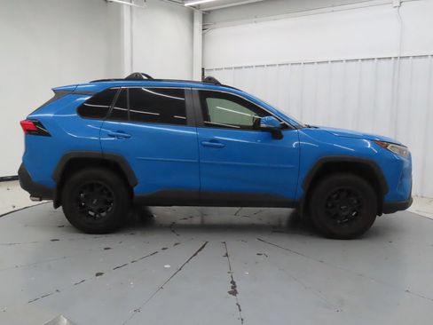Used 2019 Toyota RAV4 XLE w/ Convenience Package FWD image 2