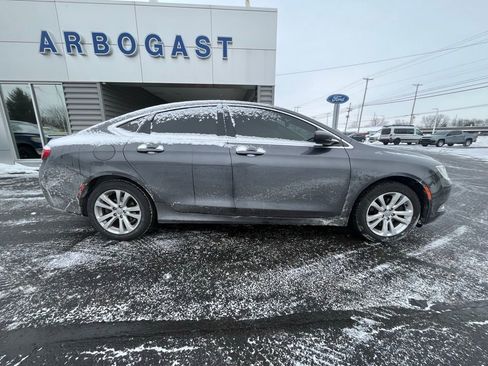 Used 2016 Chrysler 200 Limited image 2