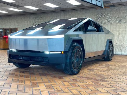 Used 2024 Tesla Cybertruck AWD Crew Cab image 4