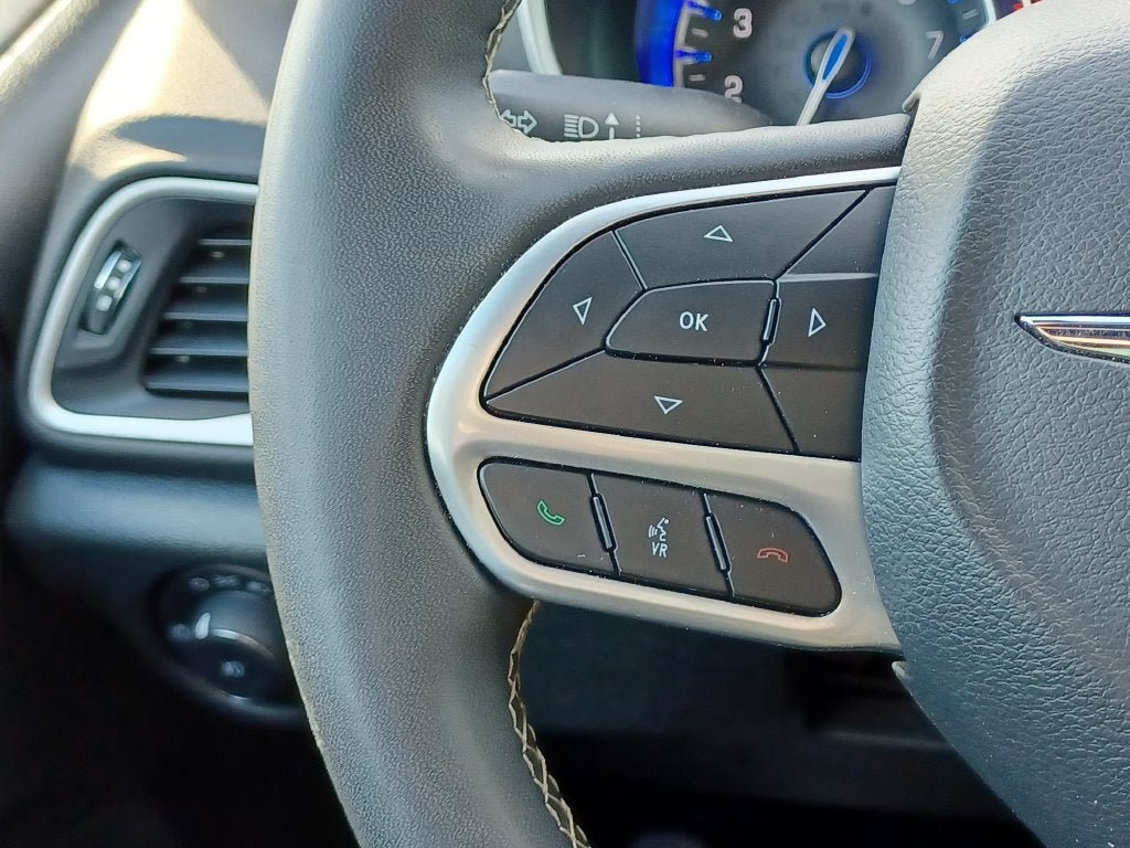 Used 2025 Chrysler Pacifica Select FWD image 13
