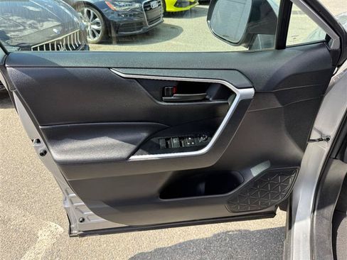 Used 2021 Toyota RAV4 LE AWD/4WD image 17