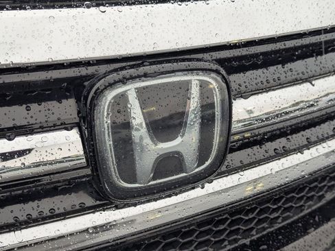 Used 2017 Honda Pilot Touring image 11