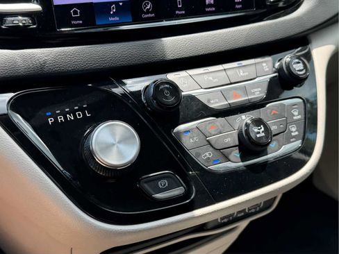 Used 2024 Chrysler Pacifica Touring-L FWD image 20