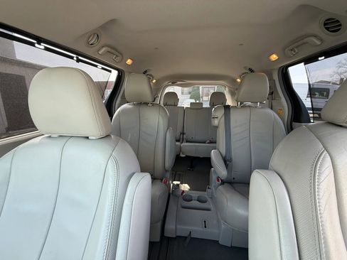 Used 2012 Toyota Sienna XLE FWD image 29