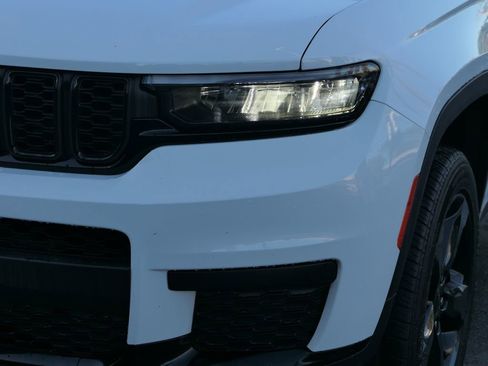 Used 2023 Jeep Grand Cherokee L Laredo image 8