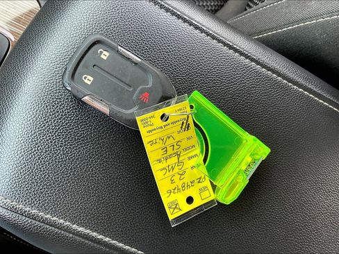 Used 2023 GMC Acadia SLE image 14