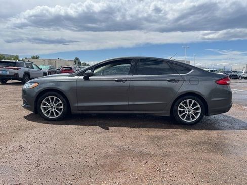 Used 2017 Ford Fusion SE FWD image 2