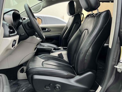 Used 2023 Chrysler Pacifica Touring-L image 28