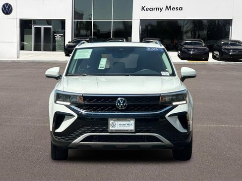 Used 2023 Volkswagen Taos SE w/ Panoramic Sunroof Package FWD image 9