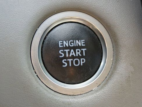 Used 2021 Toyota Highlander XLE AWD/4WD image 9