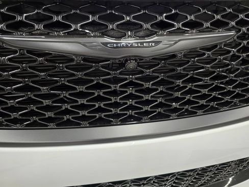 New 2026 Chrysler Pacifica Limited w/ S Appearance Package AWD/4WD image 9