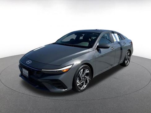 Used 2025 Hyundai Elantra SEL image 4