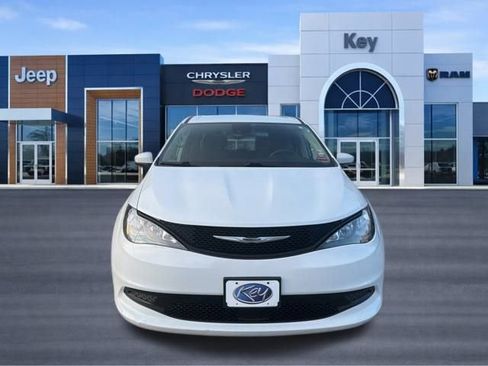 Used 2023 Chrysler Voyager LX image 2