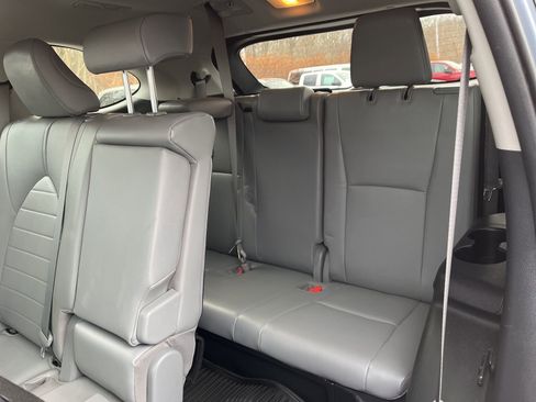 Used 2020 Toyota Highlander XLE image 13